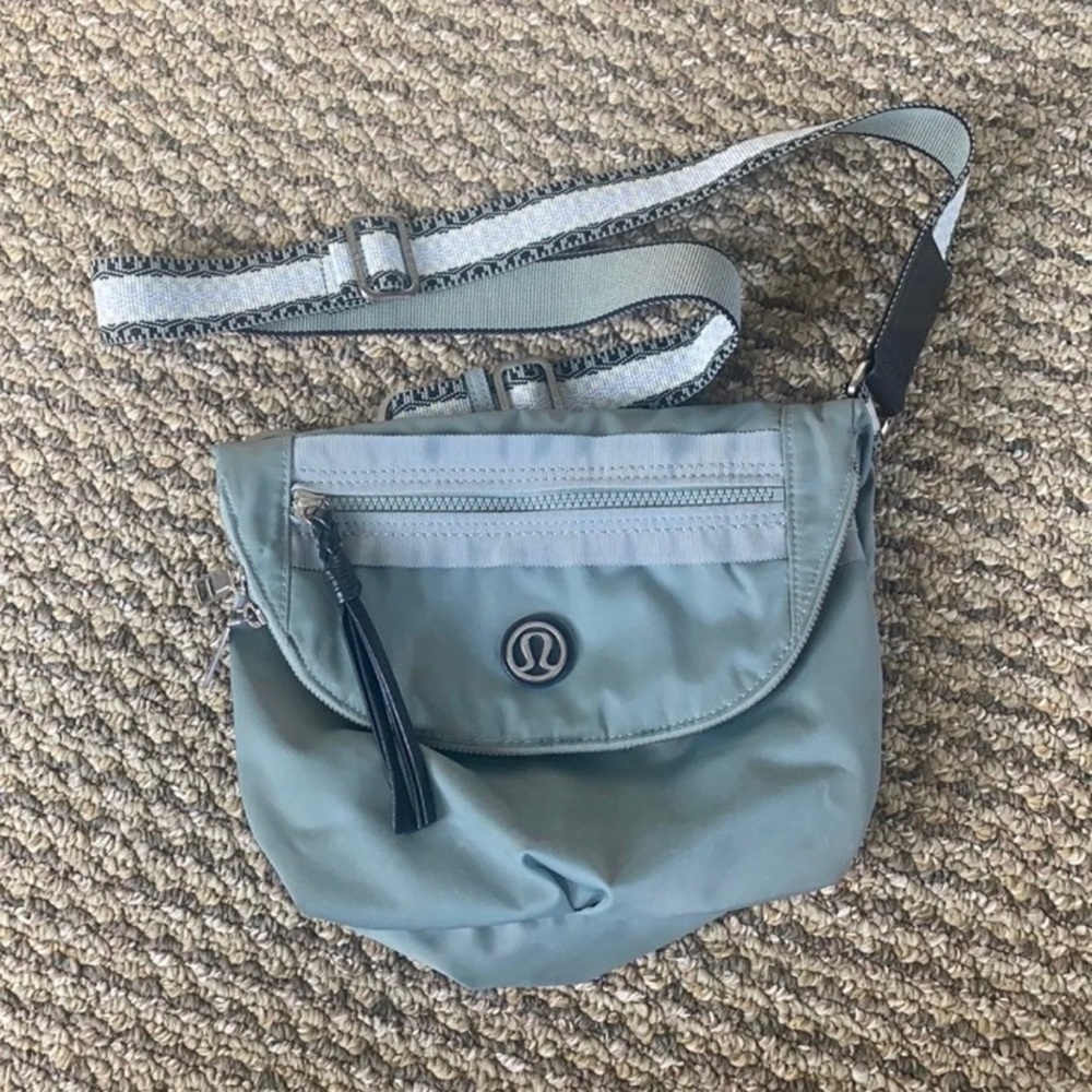 Lululemon cross body festival bag